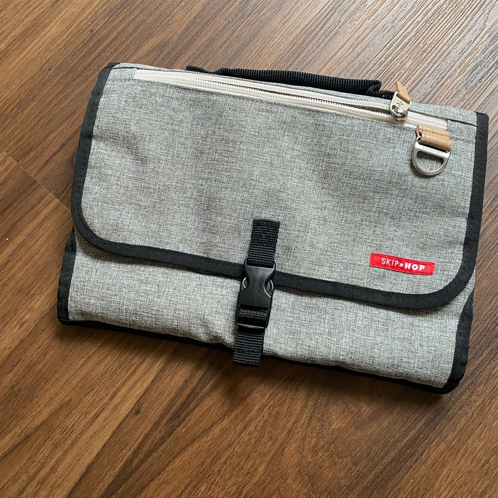 Skip Hop | Portable changing station